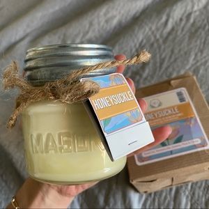 Aira Organic Honeysuckle soy candle